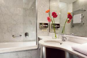 A bathroom at UNA HOTELS Mediterraneo Milano Még 27 kép