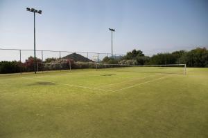 Tenis a/nebo squash v ubytování Sant'Elmo Beach Hotel nebo okolí