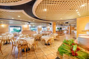 Restaurace v ubytování Sant'Elmo Beach Hotel