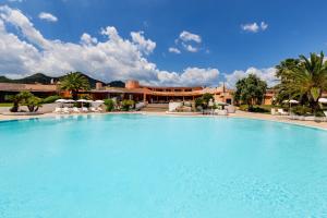 Bazén v ubytování Sant'Elmo Beach Hotel nebo v jeho okolí