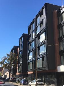 Czarny budynek po stronie ulicy w obiekcie Martikal Apartment - PKP w Poznaniu