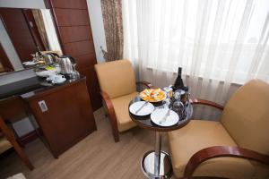 a room with a table with a bottle of wine at Mersin Oteli in Mersin