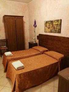 ローマにあるカサ ザヴァッティのベッドルーム1室(ベッド2台付)が備わります。壁には絵画が飾られています。