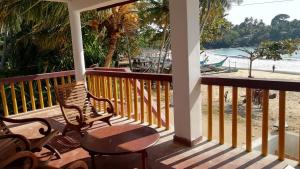Balkón nebo terasa v ubytování Kiralawella Beach Inn