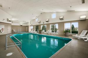 สระว่ายน้ำที่อยู่ใกล้ ๆ หรือใน Days Inn by Wyndham Rapid City