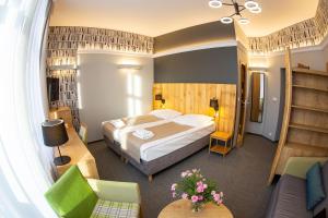 庫多瓦－茲德魯伊的住宿－維拉蘇德蒂旅館，酒店客房设有床和客厅。