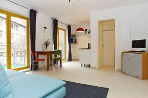 a living room with a couch and a table at Raja Jooseppi Apartments - Spittelmarkt Historische Mitte in Berlin