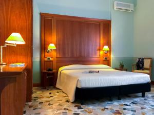 Un pat sau paturi într-o cameră la Hotel Antico Borgo