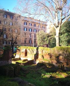 una vieja pared de piedra frente a un edificio en Termini Binario 1&2, en Roma
