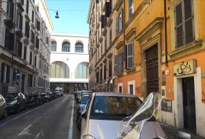 una calle con coches estacionados al costado de la carretera en Termini Binario 1&2, en Roma