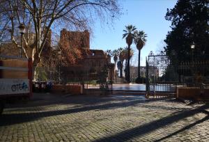 una puerta en un parque con una valla y palmeras en Termini Binario 1&2, en Roma