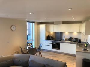 Dapur atau dapur kecil di Blue Sky Apartments@Guildford Town Centre