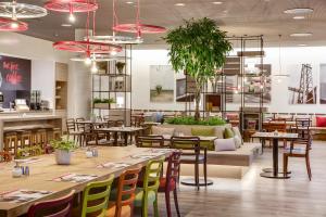 Um restaurante ou outro lugar para comer em IntercityHotel Frankfurt Hauptbahnhof Süd