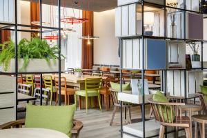 Um restaurante ou outro lugar para comer em IntercityHotel Frankfurt Hauptbahnhof Süd