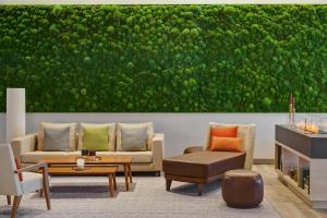 Uma área de estar em IntercityHotel Frankfurt Hauptbahnhof Süd
