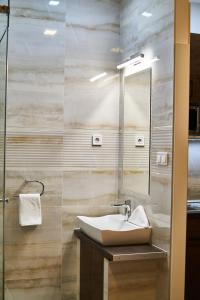 W łazience znajduje się umywalka i lustro. w obiekcie K51 Apartman | Budapest w Budapeszcie