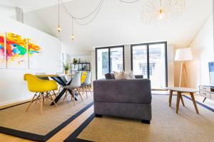 - un salon avec un canapé et une table dans l'établissement ALTIDO Bairro Alto 2-BR Apartment with Large Terrace, à Lisbonne