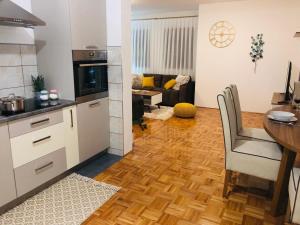 Kuchyňa alebo kuchynka v ubytovaní Apartment Golden Fields