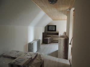 a room with a tv and a bed in a room at Vakantiehuis " Te Lande " in Torhout