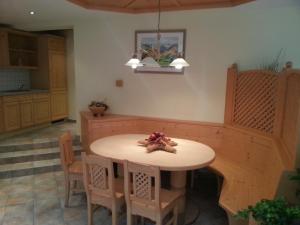 cocina con mesa y sillas en una habitación en Pension Rieder, en Kaprun