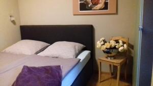 sypialnia z dwoma łóżkami i wazonem kwiatów na stole w obiekcie Ferienwohnanlage Zur Himmelsleiter w mieście Tirschenreuth