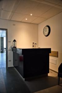 un bureau avec une horloge sur le mur dans l'établissement Gabbiano, à Malcesine