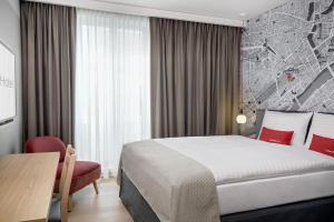 Cama ou camas em um quarto em IntercityHotel Frankfurt Hauptbahnhof Süd