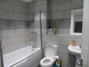 Um banheiro em City living apartment no3