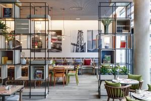 Uma área de estar em IntercityHotel Frankfurt Hauptbahnhof Süd
