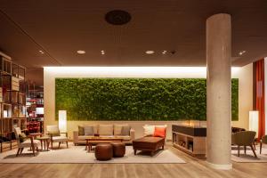 Uma área de estar em IntercityHotel Frankfurt Hauptbahnhof Süd