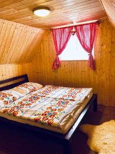 Tempat tidur dalam kamar di Chalúpka v Ždiari