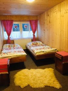 Katil atau katil-katil dalam bilik di Chalúpka v Ždiari +40 gambar
