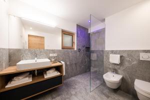 a bathroom with a sink and a toilet at Alpinence in Ultimo