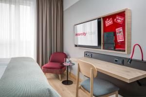 Uma TV ou centro de entretenimento em IntercityHotel Frankfurt Hauptbahnhof Süd