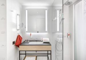 Cama ou camas em um quarto em IntercityHotel Frankfurt Hauptbahnhof Süd
