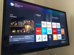 una pantalla de televisión con un sitio web en Moderne Appartement Hannover Centrum - City Flat HbF, en Hannover 40 fotos más