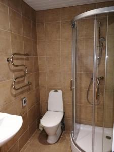 La salle de bains est pourvue de toilettes, d'une douche et d'un lavabo. dans l'établissement Everest Kivioli Hostel, à Kiviõli