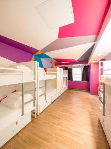 מיטה או מיטות קומותיים בחדר ב-Generator London