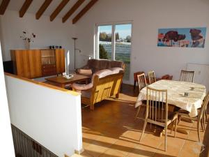 ein Wohnzimmer mit einem Tisch und einem Sofa in der Unterkunft Ferienwohnung Koch Thurgauer Weg in Reichenau