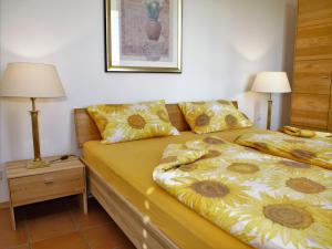 ein Schlafzimmer mit 2 Betten und einem Nachttisch mit Lampen in der Unterkunft Ferienwohnung Koch Thurgauer Weg in Reichenau