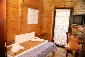 Postel nebo postele na pokoji v ubytování KULA DAMJANOVA-Komnenovo selo