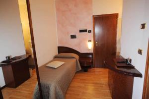 A bed or beds in a room at Drake