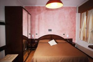 A bed or beds in a room at Drake