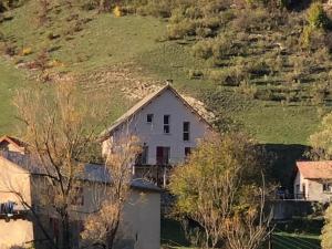 uma casa branca no meio de uma colina em Gîte "Le Drouzet" em Le Chazal