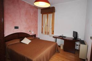 A bed or beds in a room at Drake