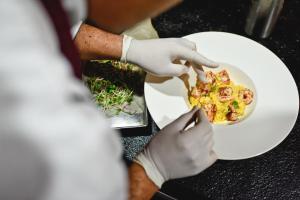 Makanan di atau berdekatan hotel
