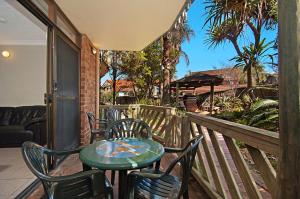 A balcony or terrace at Byron Bay Accom Gilmore Court 3