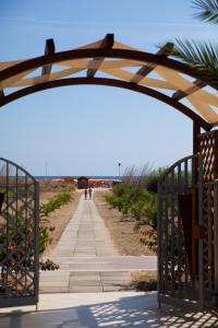 Una pasarela a la playa a través de una puerta abierta en Hotel Vittoria, en Vasto
