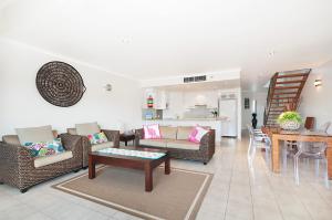 Ruang duduk di Byron Bay Accom Solace 3 - Byron Bay +3 gambar