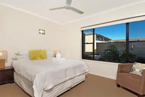 Katil atau katil-katil dalam bilik di Byron Bay Accom Solace 3 - Byron Bay